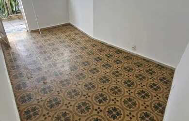 Imagem: A casa possui 1 Dormitório, 1 Banheiro, 1 Vaga na garagem