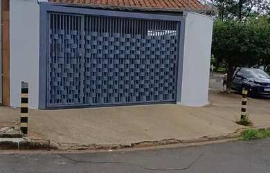 Imagem: A casa possui 2 Dormitórios, 1 Banheiro, 2 Vagas na garagem