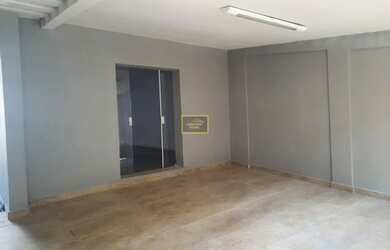 Imagem: O depósito possui 2 Vagas na garagem, 400m² de Área e está