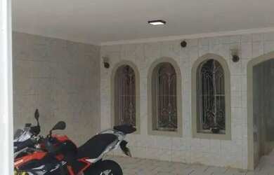 Imagem: A casa possui 4 Dormitórios, 3 Banheiros, 2 Vagas na garagem