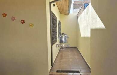 Imagem: A casa possui 3 Dormitórios, 2 Banheiros, 2 Vagas na garagem