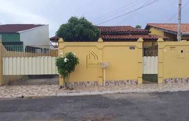 Imagem: A casa possui 3 Dormitórios, 2 Banheiros, 2 Vagas na garagem