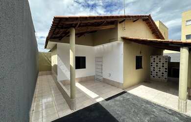 Imagem: A casa em condomínio possui 3 Dormitórios, 2 Banheiros e