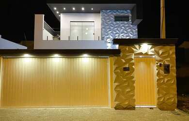 Imagem: A casa possui 4 Dormitórios, 3 Banheiros, 2 Vagas na garagem