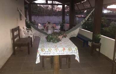 Imagem: A casa possui 3 Dormitórios, 3 Banheiros, 2 Vagas na garagem