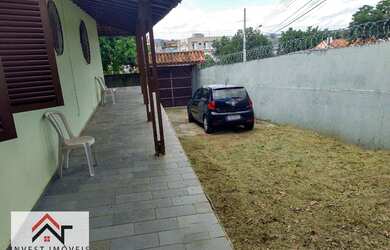 Imagem: A casa possui 3 Dormitórios, 2 Banheiros, 3 Vagas na garagem