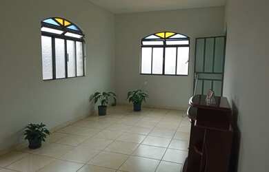 Imagem: A casa possui 3 Dormitórios, 1 Banheiro, 3 Vagas na garagem