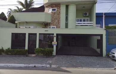 Imagem: A casa possui 5 Dormitórios, 5 Banheiros, 5 Vagas na garagem