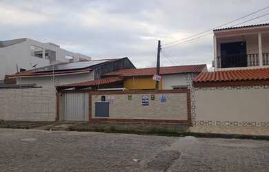 Imagem: A casa possui 3 Dormitórios, 3 Banheiros, 1 Vaga na garagem