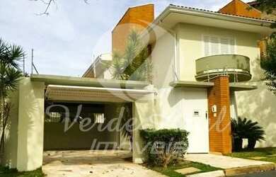 Imagem: A casa possui 3 Dormitórios, 3 Banheiros, 4 Vagas na garagem