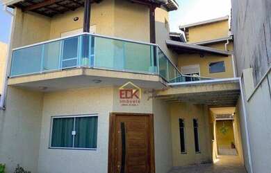 Imagem: A casa possui 3 Dormitórios, 4 Banheiros, 2 Vagas na garagem