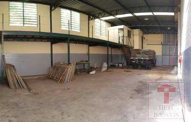 Imagem: O depósito possui 2 Vagas na garagem, 300m² de Área e está