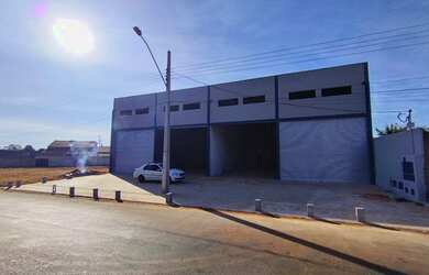 Imagem: O depósito possui 5 Vagas na garagem, 240m² de Área e está