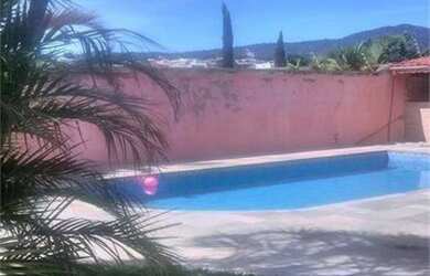 Imagem: A casa possui 3 Dormitórios, 3 Banheiros, 5 Vagas na garagem