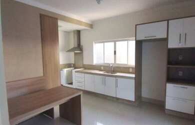 Imagem: A casa possui 3 Dormitórios, 3 Banheiros, 2 Vagas na garagem