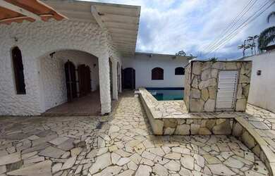 Imagem: A casa possui 3 Dormitórios, 3 Banheiros, 3 Vagas na garagem