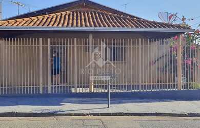 Imagem: A casa possui 4 Dormitórios, 2 Banheiros, 200m² de Área e