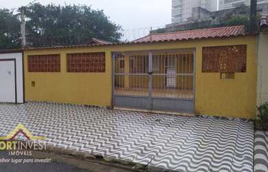 Imagem: A casa possui 3 Dormitórios, 3 Banheiros, 4 Vagas na garagem