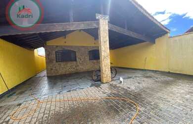 Imagem: A casa possui 3 Dormitórios, 2 Banheiros, 4 Vagas na garagem