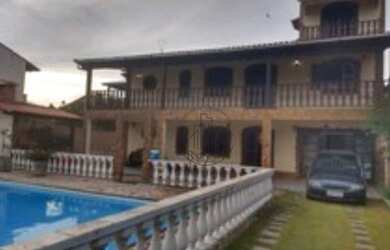 Imagem: A casa possui 3 Dormitórios, 3 Banheiros, 450m² de Área e