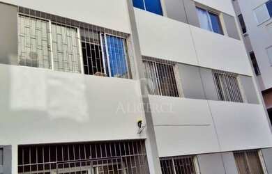 Imagem: O apartamento possui 3 Dormitórios, 1 Banheiro, 1 Vaga na garagem