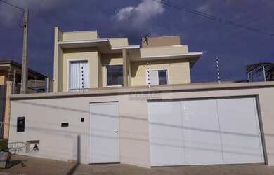 Imagem: A casa possui 3 Dormitórios, 2 Banheiros, 2 Vagas na garagem