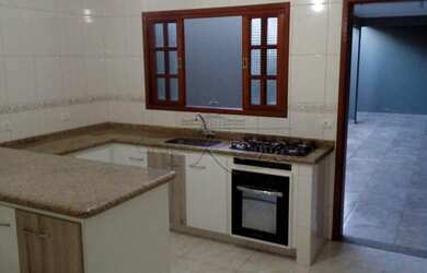 Imagem: A casa possui 3 Dormitórios, 3 Banheiros, 2 Vagas na garagem