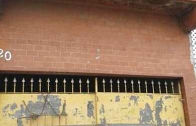 Imagem: A casa possui 2 Dormitórios, 1 Banheiro, 2 Vagas na garagem