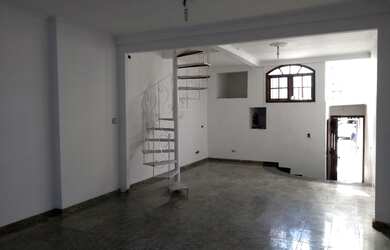 Imagem: O depósito possui 1 Vaga na garagem e 226m² de Área e está