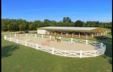 Imagem: A chácara possui 600m² de Área e está localizado em Centro