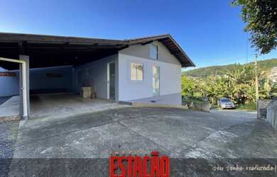 Imagem: A casa possui 3 Dormitórios, 1 Banheiro, 2 Vagas na garagem