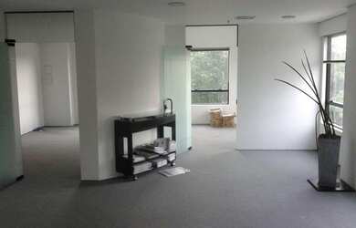 Imagem: O depósito possui 2 Vagas na garagem, 88m² de Área e está