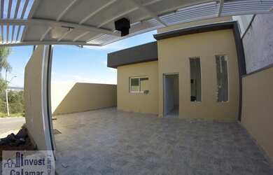 Imagem: A casa possui 3 Dormitórios, 2 Banheiros, 2 Vagas na garagem