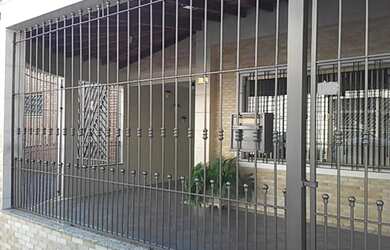 Imagem: A casa possui 3 Dormitórios, 4 Banheiros, 2 Vagas na garagem