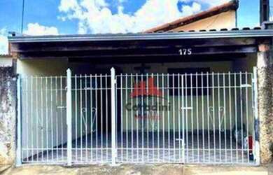 Imagem: A casa possui 2 Dormitórios, 1 Banheiro, 2 Vagas na garagem