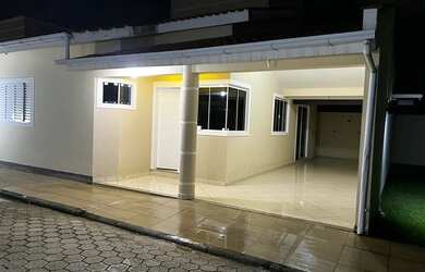 Imagem: A casa possui 2 Dormitórios, 2 Banheiros, 2 Vagas na garagem