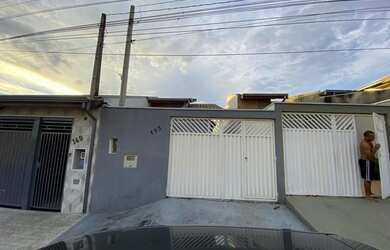 Imagem: A casa possui 2 Dormitórios, 2 Banheiros, 2 Vagas na garagem