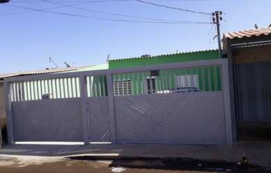 Imagem: A casa possui 2 Dormitórios, 1 Banheiro, 2 Vagas na garagem