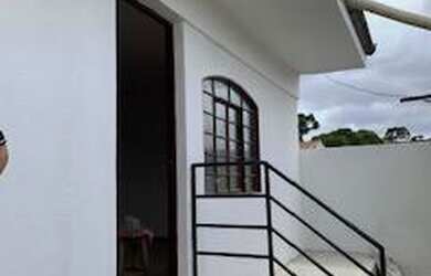 Imagem: A casa possui 3 Dormitórios, 1 Banheiro, 1 Vaga na garagem