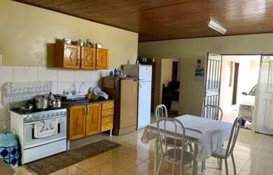 Imagem: A casa possui 4 Dormitórios, 1 Banheiro, 4 Vagas na garagem