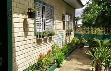 Imagem: A casa possui 3 Dormitórios, 2 Banheiros, 2 Vagas na garagem