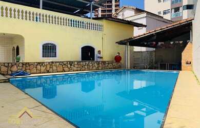 Imagem: A casa possui 5 Dormitórios, 3 Banheiros, 4 Vagas na garagem