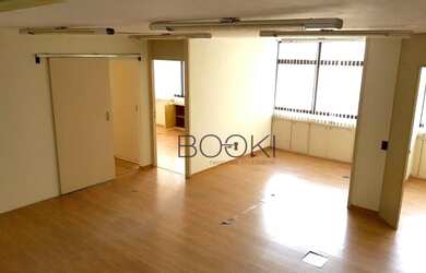 Imagem: O depósito possui 2 Vagas na garagem, 130m² de Área e está