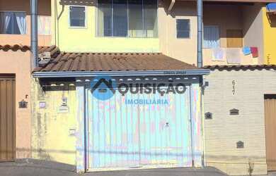 Imagem: A casa possui 2 Dormitórios, 2 Banheiros, 2 Vagas na garagem