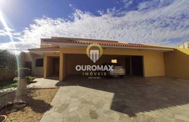 Imagem: A casa possui 3 Dormitórios, 3 Banheiros, 3 Vagas na garagem