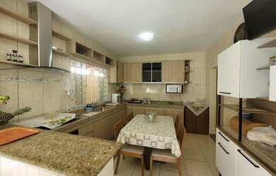 Imagem: A casa possui 3 Dormitórios, 2 Banheiros, 3 Vagas na garagem