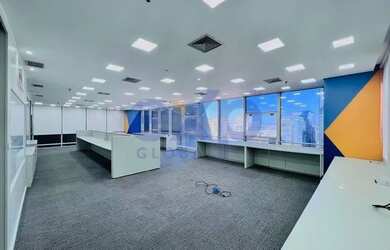 Imagem: O depósito possui 4 Vagas na garagem, 167m² de Área e está