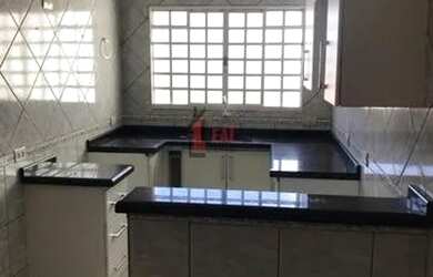 Imagem: A casa possui 3 Dormitórios, 2 Banheiros, 4 Vagas na garagem