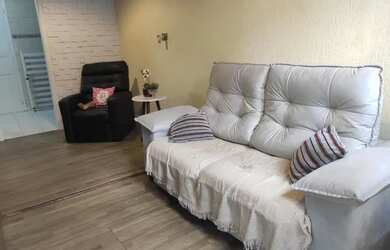 Imagem: A casa possui 2 Dormitórios, 1 Banheiro, 2 Vagas na garagem