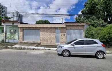 Imagem: A casa possui 3 Dormitórios, 2 Banheiros, 2 Vagas na garagem